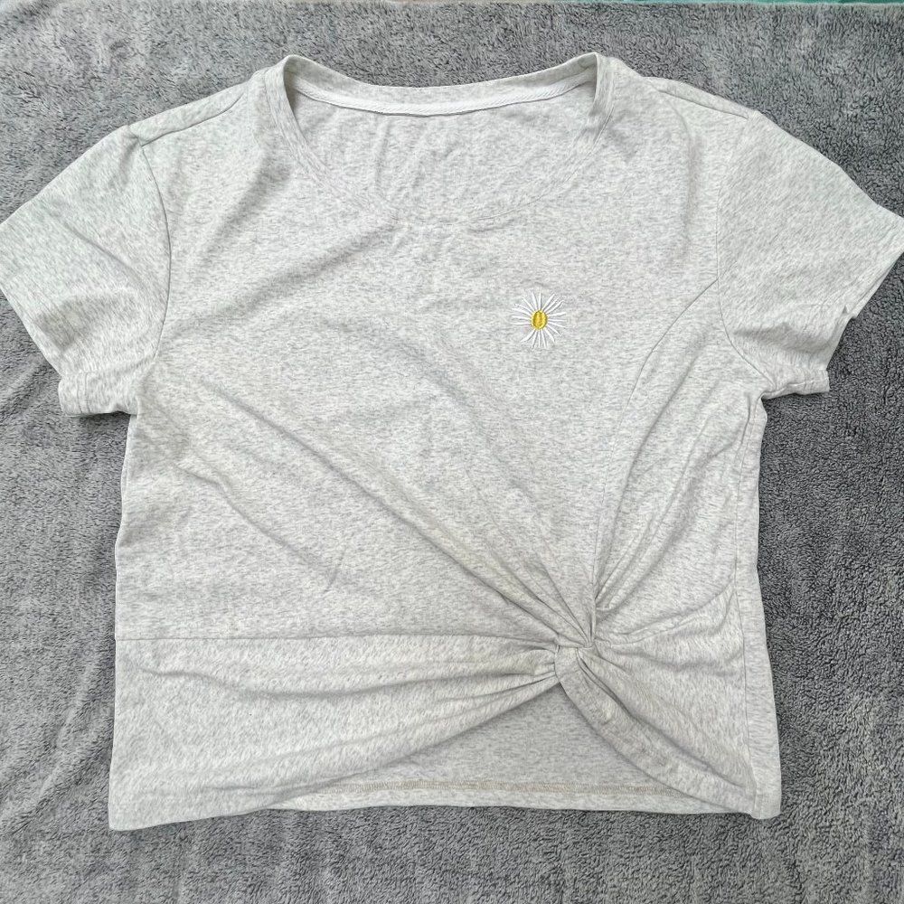 Torrid Beige/Grey Short Sleeve Cropped Tee with Daisy - 21" Across Bust